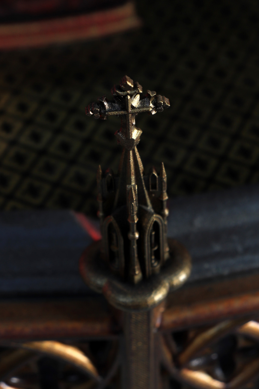 Эксклюзивные часы The Gothic Clock с кинетическим механизмом. Аниматронные часы в готическом стиле — уникальный подарок, когда у человека все есть.